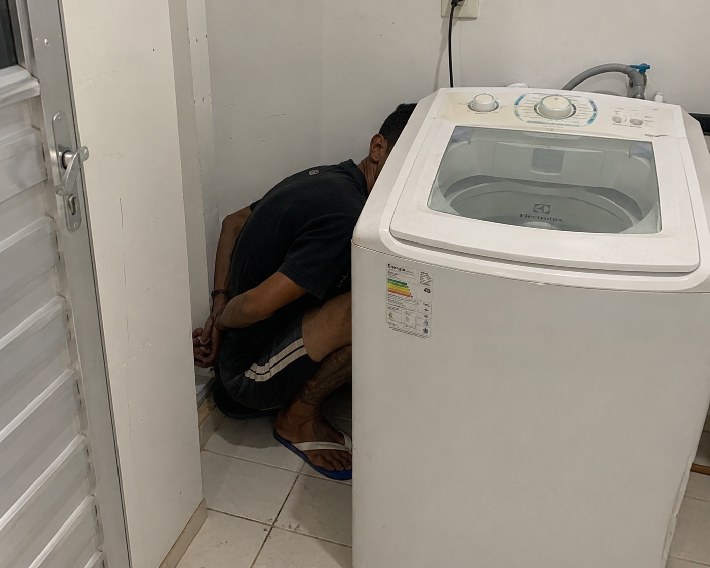 Procurado pela Justiça é capturado escondido atrás de uma máquina de lavar 